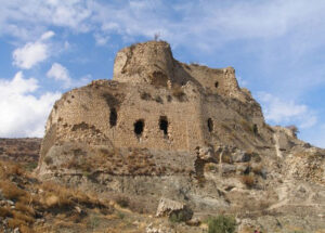دورنمایی از بقایای قلعه گاستون
