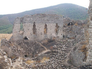 بقایای دیوارهای قلعه گاستون