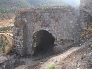 بقایای دیوارهای قلعه گاستون