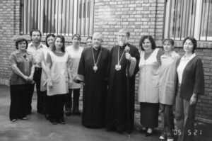 جاثلیق اعظم آرام اول،رهبر دینی ارمنیان حوزه سیلیسی، اسقف اعظم سبوه سرکسیان،در کنار مربیان مرکز توان بخشی آگونک،۱۳۸۴ش