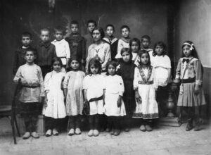 معلمان و دانش آموزان کلاس اول مدرسه هایکازیان،سال تحصیلی ۱۲۹۳ - ۱۲۹۴ش (۱۹۱۴ - ۱۹۱۵م)