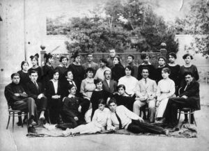 معلمان و دانش آموزان کلاس دبیرستان هایکازیان،سال تحصیلی ۱۳۰۰ - ۱۳۰۱ش (۱۹۲۱ - ۱۹۲۲م)