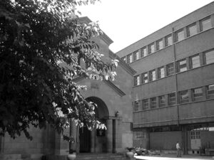 ساختمان دبیرستان کوشش - داویدیان در محوطه کلیسای مریم مقدس تهران