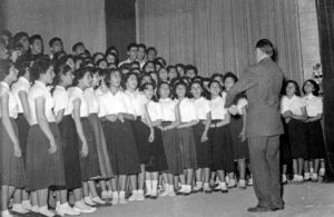 گروه کُر مختلط دبیرستان به رهبری ادیک هوسپیان