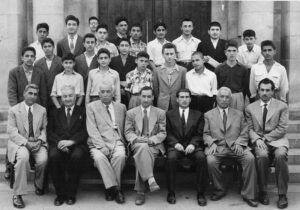 معلمان و دانش آموزان کلاس هشتم دبیرستان کوشش - مریم،سال تحصیلی ۱۳۳۳ - ۱۳۳۴ش (۱۹۵۴ - ۱۹۵۵م)