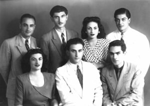 هیئت مدیره انجمن در ۱۳۲۵ش (۱۹۴۶م) نفر وسط نشسته،دکتر هراچ آبراهامیان،رئیس انجمن