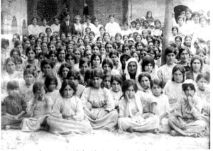 گروهی از دختران جوان بازمانده از اولین نژادکشی قرن بیستم میلادی،امپراتوری عثمانی،اورفا،۱۹۱۹م