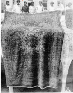 دختران یتیم ارمنی در کنار قالی بافته شده،پشت بام یتیم خانه غزیر