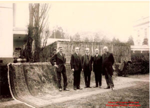 کلوین کولیج (نفر دوم از چپ) و هنری اج.فینلی (نفر اول از سمت چپ)