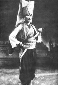 آتاترک بنیان گذار ترکیه نوین در لباس مخصوص ینی چری ها،صوفیه مه ۱۹۱۴م،پیش از نژادکشی ارمنیان