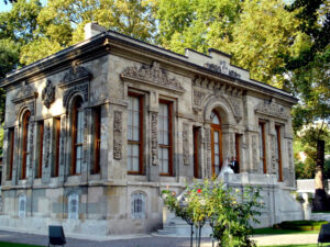 قصر ایهلامور،اثر نیکوقوس بالیان