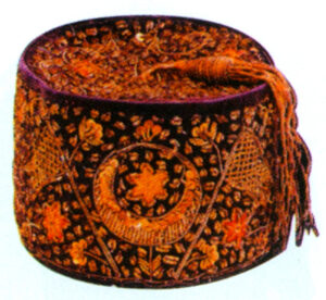 نمونه ای از سوزن دوزی برروی کلاه متعلق به قرن نوزدهم میلادی