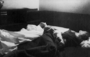 پیکر صادق هدایت را پس از خودکشی بر روی تخت قرار داده اند