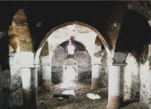 فضای داخلی کلیسا و ستون های آجری