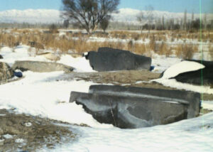 نمای نزدیک سنگ قبرها