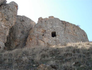 نمای ورودی گوردخمه قارنی یارخ