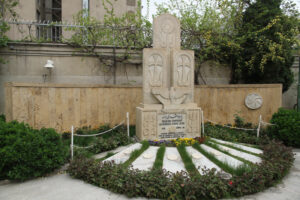 بنای یادبود شهیدان نژادکشی ارمنیان در محوطه کلیسای سرکیس مقدس تهران