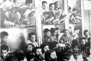 کودکان پناهنده ارمنی در کلاسی پر جمعیت