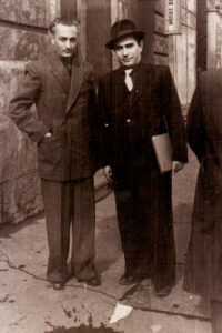 آبیک آواکیان (سمت چپ) در کنار هراچیا هوهانسیان