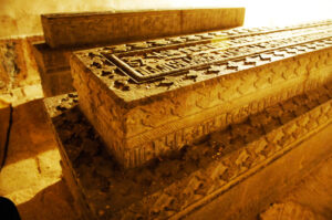 قبرهای دو اسقف در زیر محراب