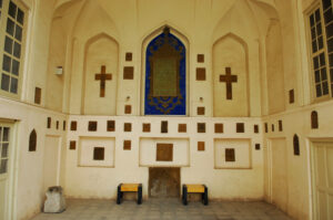 محوطه بین دو اتاق شمالی کلیسا