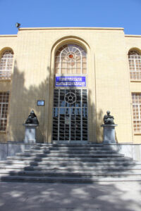 ورودی موزه کلیسای وانک،در سمت راست تندیس مسروپ ماشتوتس و در سمت چپ تندیس خاچاطور کساراتسی