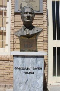 تندیس هوهانس شیراز