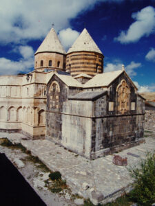 مقایسه نمای دو کلیسای تادئوس (قراکلیسا) و سورپ هوسپ آرماتاتسی