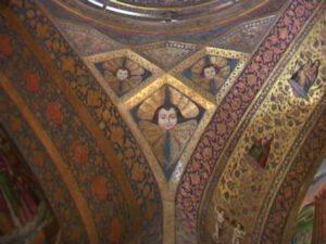 نقش فرشتگان الهی در محل الحاق طاق ها