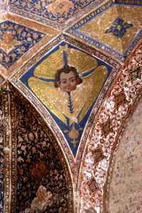 نقش فرشتگان الهی در محل الحاق طاق ها