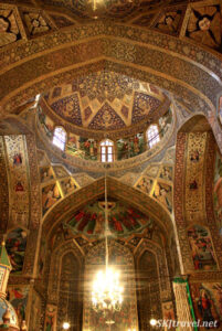 نمای داخلی از گنبد اصلی کلیسا