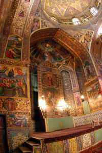 محراب و طاق اصلی متکی به دیواره محراب