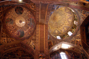 نمای داخلی از دو گنبد کلیسا که عرصه داخلی را به دو قسمت تقسیم کرده