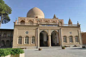 ورودی کلیسا از ساختمان الحاقی ضلع شمالی