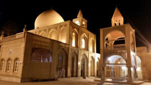 نمای مجموعه کلیسای وانک در شب و در پرتو نورافکن ها