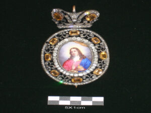 گردن آویز تزیین شده با شمایل حضرت مسیح و سنگ های قیمتی مخصوص روحانیون