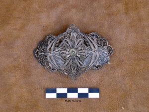 گردن آویز تزیین شده با شمایل حضرت مسیح و سنگ های قیمتی مخصوص روحانیون