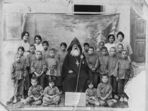 آبراهام در مدارس جلفا نفر بالا سمت چپ ایستاده در کنار دو دختر سفید پوش