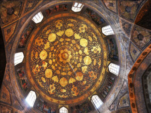 تصویر 1: سقف کلیسای وانک،طلا کاری شده با نقوش گیاهی واسلیمی