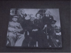 عکسی از استالین در کنفرانس تهران به همراه روزولت و چرچیل،موزه استالین،شهر گوری