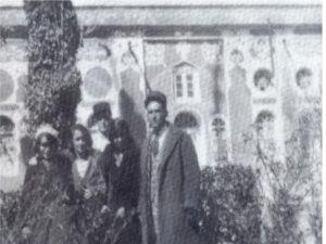 کارکنان بیمارستان در حیاط خانه سیمون