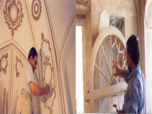 مرمت و بازسازی درها و پنجره های سنتی و مرمت نقاشی های زیر طاق ها در ضلع جنوبی