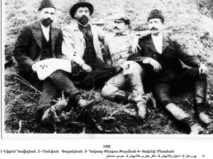 یپرم خان و دکتر پطروس طاشچیان 1902م (نفر اول و سوم از سمت چپ)