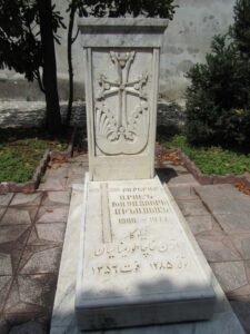 مقبره آرسن میناسیان در محوطه کلیسای رشت