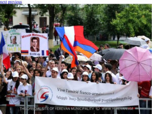 جوانان شهر ایروان در مراسم نام گذاری پارکی به نام میساک مانوشیان