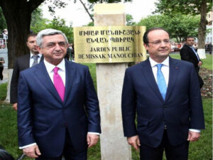 آقای سرژسرکسیان و آقای فرانسوا اولاند،روسای جمهور ارمنستان و فرانسه،در برابر ستون یادبود پارک میساک مانوشیان