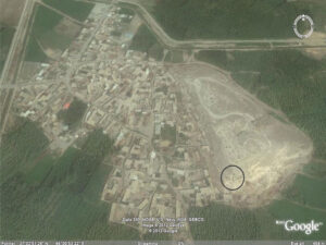 تصویر 1: نمای هوایی روستای اسلام تپه،تپه کناری آن و موقعیت تونل صخره ای