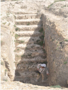 تصویر5: پله های ورودی تونل صخره ای