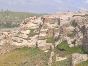 تصویر9: برش های صخره ای از ضلع شمال غربی تپه