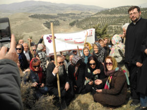 گروهی از شرکت کنندگان در برنامه کاشت نهال